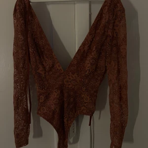 Blus från NAKD - Helt ny blus från NAKD, legat i garderoben några år nu.. Aldrig använd - med prislapp kvar!🌸