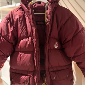 Fjällräven jacka  - En väldigt fin fjällrävenjacka i mycket bra skick. Är i storlek xxxs, skulle säga sitter som en xs . Hör av er vid intresse💕