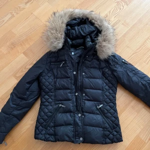 Vinterjacka Rock&Blue - Säljer denna fina vinterjacka från Rock&Blue. Nypris 3500. 