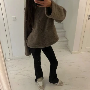 Svarta jeans gina tricot  - Svarta jeans från gina i strl 32, de är lite stora i storleken så skulle säga att de passar en S/XS, använda fåtal gånger så i bra skick ❣️(Lånade bilder) 