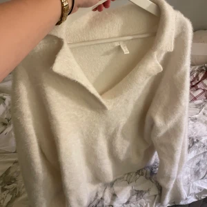 Vit trendig tröja! - Säljer denna mysiga tröjan pga utrensning! Perfekt nu i höst och vinter.☺️Köpt second hand och endast använt ett fåtal gånger, den är i fint skick och har inga defekter!
