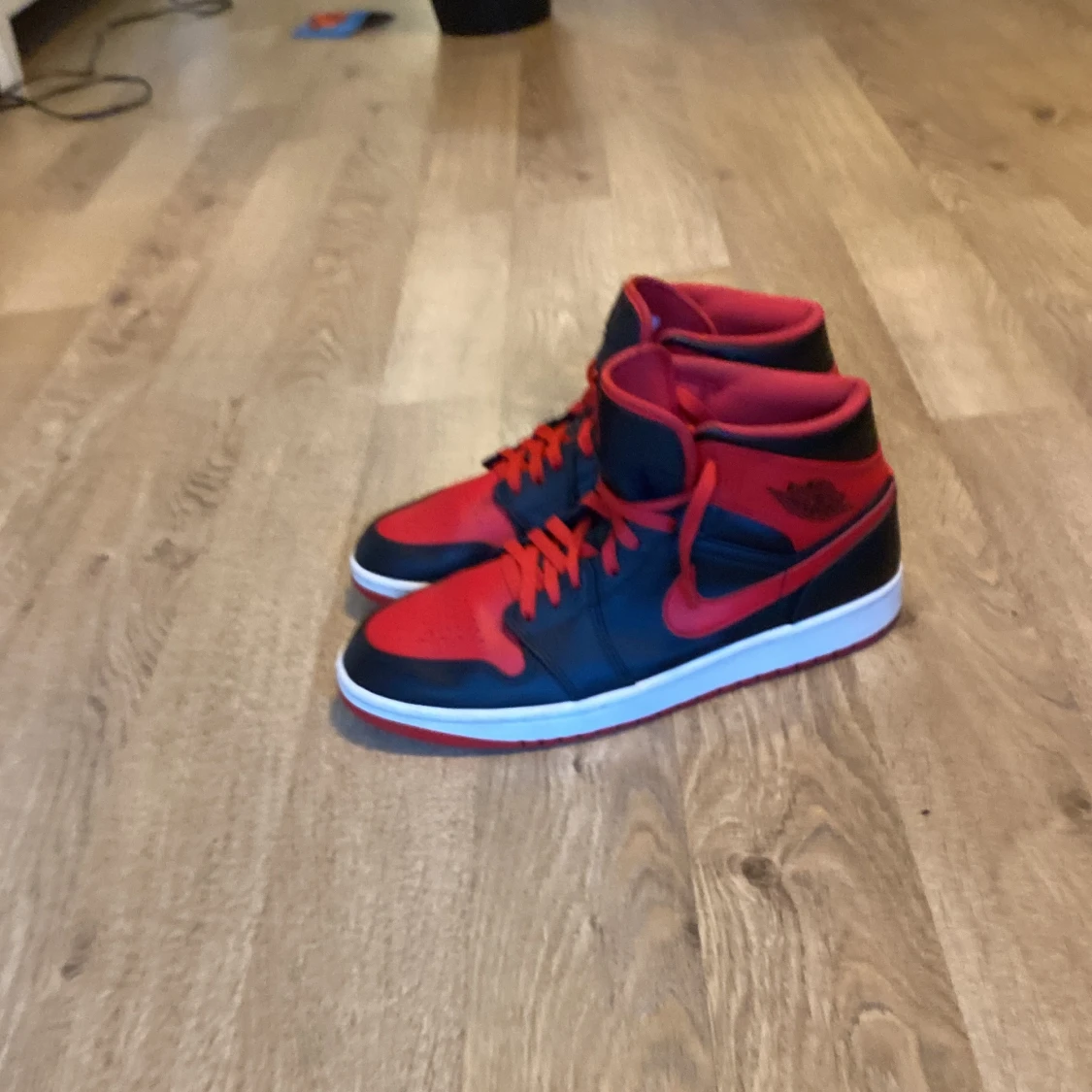 Nike Air Jordans i rött och svart - 90