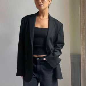 oversized blazer - säljer nu min fina tjocka blazer/kavaj från na-kd, perfekta höstjackan🍂. Använd fåtal gånger och i fint skick!  Nypris:899 kr Mitt pris:400 kr