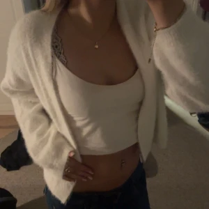 Stickad kofta  - Säljer nu denna super sköna stickade koftan som är helt oanvänd💕 Super skönt material och perfekt längd på koftan💗 Jättefin passform med inga defekter alls💖 Skriv vid funderingar💕