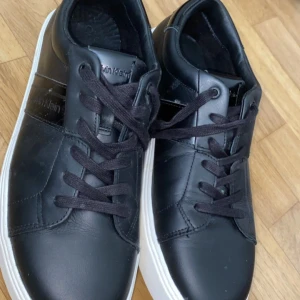 Calvin Klein skor - Fina Calvin Klein skor. Bra till kyligare dagar❄️ använda max 4 gånger säljer eftersom dom är förstora