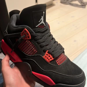 Jordan 4 red thunder - Ett par väldigt fina jordan knappast använda köpte dom för 2600 av en kompis för 1 år sedan lite slita inutt i. Skicka gärna frågor.