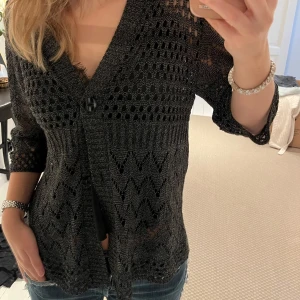 Missoni-inspirerad kofta - Missoni inspirerad svart kofta i fint spetsmönster. Trekvartsärm och med knappar fram. Fint skick.