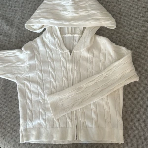 Off white hoodie💕 - Säljer en supermysig vit stickad hoodie med dragkedja. Den har kabelstickat mönster och långa ärmar. Den har en skön huva och ribbade kanter💕