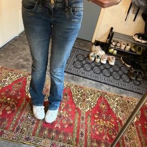 Ltb jeans -  Låg midja Ltb jeans köpta från zalando. Använda flera gånger dock i bra skick. Jag säljer jeansen för att dom inte kommer till användning lika ofta som jag hade hoppats på. Ny pris 900 kr på zalandos hemsida (just nu är de slutsålda) 