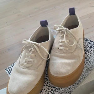 Skor från Eytys - Helt nya skor från Eytys, storlek 38 men passar även 37. Låda, tygpåse och ett extra skosnöre i gult ingår i priset.