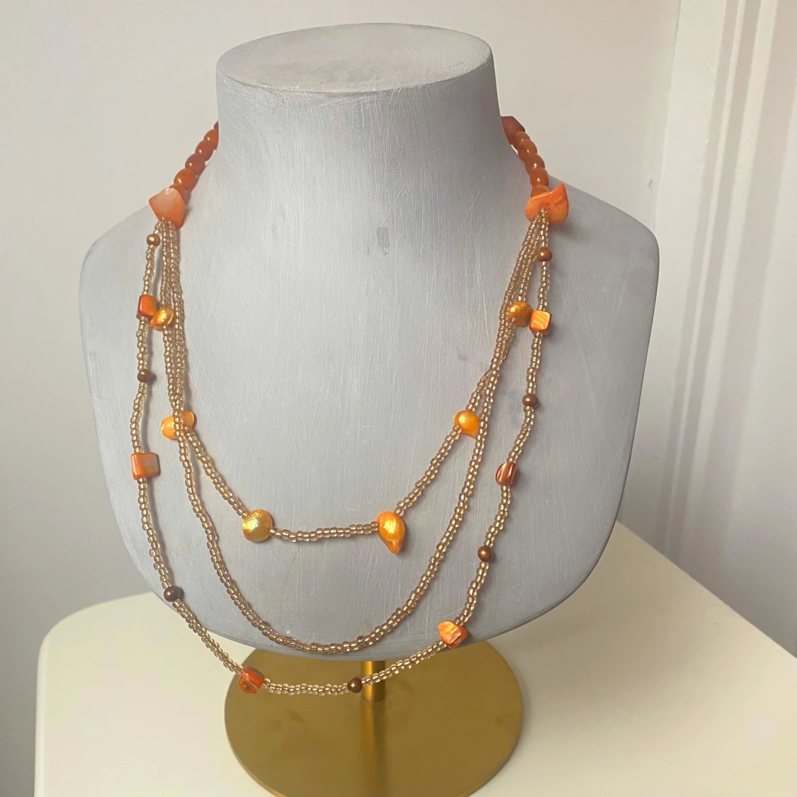 Långt halsband med orange pärlor