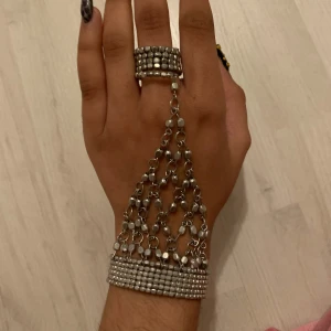 hand kedja ring armband - jättefint silver hand kedja.  armband och ring, i 1.  kontakta mig för flera bilder eller frågor!! 🤍