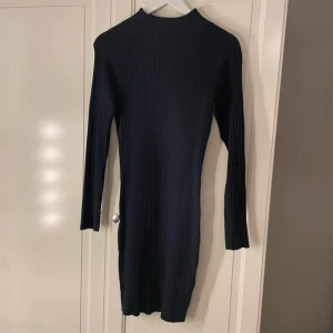 Ribbad klänning - Säljer denna ribbade klänning då den bara hänger i garderoben och väntar på att bli använd, det är ett ganska stretchigt material
