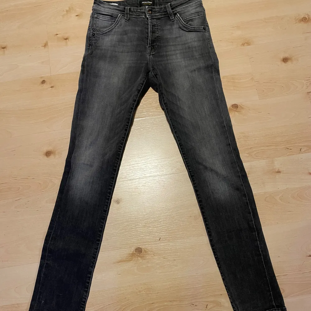 Jack & Jones Slim Glenn.  Size 30/34, skick 8/10.  Pris ej hugget i sten, kontakta oss vid funderingar!  /HypeWearCloset. Jeans & Byxor.