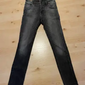 Jack & Jones Slim Glenn.  Size 30/34, skick 8/10.  Pris ej hugget i sten, kontakta oss vid funderingar!  /HypeWearCloset