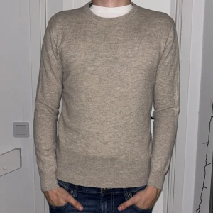 Lagency stickad tröja - Säljer nu en fin stickad tröja! Modellen är 182 cm och bär storlek M. Tröjan är liten i storlek. Den är knappt använd och har inga tecken på skador. Hör gärna av er om frågor!