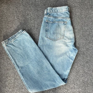 Blå Weekday jeans - Använda ett fåtal gånger och är i mycket bra skick. Modellen heter Space och är i storlek 28/32