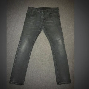 SAINT LAURENT JEANS D01 ‼️ ÄKTA ‼️ - Säljer nu de SNYGGASTE jeansen jag nånsin ägt till ett sjukt bra pris. Sjukt sköna och passar verkligen till alla outfits, rekomenderar till er med storlek 30🤝 | Skick: 9/10 | Nypris: 5500sek | Kvitto finns | Inga skambud tack😅 |