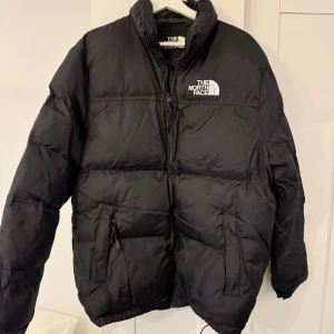 Puffer jacka  - Puffer jacka  Inköptes second hand , herr modell overzized. Tror inte den är äkta.  Fortfarande gott skick ! 
