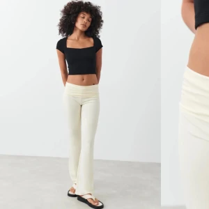 Byxor från Gina tricot  - Endast testade byxor soft touch folded trouser från Gina tricot stl s  Innerbenslängd 78 cm  Cream vita / beige 