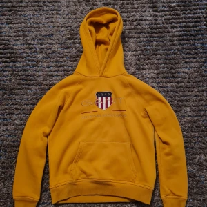 Gul Gant hoodie  - En gul gant hoodie som bara är använd ett par gånger och ser helt ny ut. Storlek 158/164 cm. En ny ligger på ungefär 800 kr.