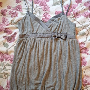 Söt linne🎀✨️ - Sista bilden är lånad från förra säljaren! Fint grått linne med en liten rosett. Bra skick! Kontakta mig för frågor! 💝