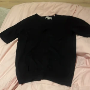 Stickad T-shirt från h&m - Stickad T-shirt från H&M aldrig använt 