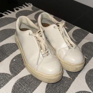 Eytys sneakers - Jättesnygga skor från eytys! Är i fint skick men har lite repor och en defekt (bild 5), men inget man tänker på❤️ Storlek 40❤️