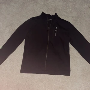 Sail racing  - Säljer denna Sail racing tröjan för den kommer alldrig till användning, den är 170 i storlek men passar mer 160. Hör av er vid frågor och pris kan diskuteras!