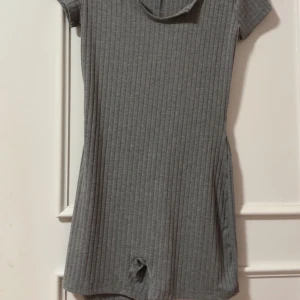 Romper byxdress grå body - Romper byxdress body