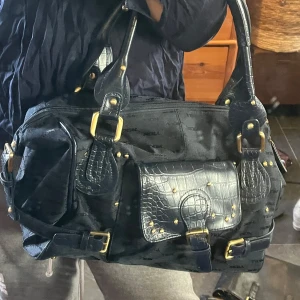 Mörkblå handväska med gulddetaljer - Sååå cool och unik väska⭐️