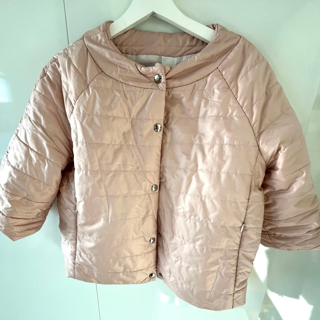 Ljusrosa quiltad trekvartsärmd jacka - 90