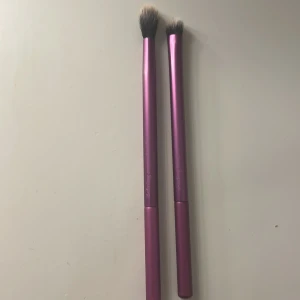 Borste - Säljer två smink borstar  ifrån Real techniq❤️ säljer pga av att de aldrig kommer till användning❤️ de är i storlek 304 och 307, 307 är aldrig använd men 304 är använd en gång❤️ tryck gärna på köp nu, kontakta vid minsta fråga❤️