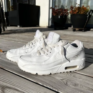 Nike Air Max 90  -  Nike Air Max 90 vita i storlek 36,5.  Fina skor i bra skick enligt bilderna. Skulle nog nog se ännu finare ut med nya skosnören. Nypris 1200-1500 kr