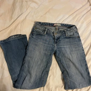 Lågmidjade Levis jeans - Så sjukt fina lågmidjade jeans från Levis. Mjuka i materialet, så faller fint på kroppen. Bootcut modell💫  Midjemått: 77 cm (utsidan av plagget) Innerbenslängd: 71 cm