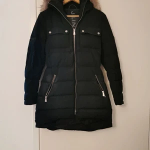 J. Lindesberg jacka  - Hej säljer min fina jacka som har en fin passform pälsen är äkta och avtagbar 