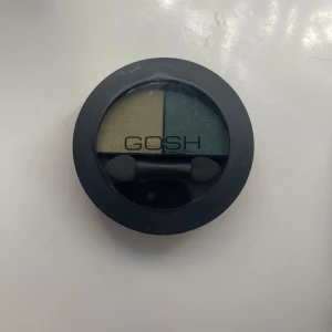 Matt Duo Eye Shadow från GOSH - Snygg ögonskugga från GOSH i nyansen 'Green Zone'. Den har två matta färger med lite glitter, perfekt. Kommer i en smidig rund förpackning med en liten applikator. Perfekt för både vardag och fest! Aldig använda vilket man kan se 