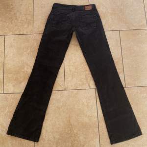 Lågmidjade bootcut jeans från big star. Jeansen är vintage och är aldrig använda, väldigt bra skick!  Midjemått: 36cm Innerbenslängd: 82cm