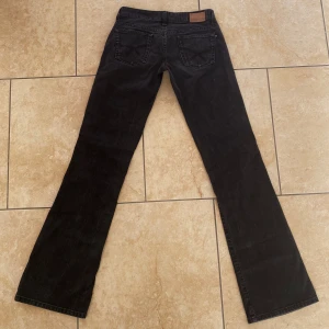Lågmidjade bootcut jeans  - Lågmidjade bootcut jeans från big star. Jeansen är vintage och är aldrig använda, väldigt bra skick!  Midjemått: 36cm Innerbenslängd: 82cm