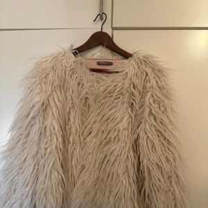 Fluffig jacka/kavaj - Ljusrosa fluffig jacka/kavaj/kofta. Från Gina Tricot i stl L, funkar även på en M. Använd ett par gånger. 