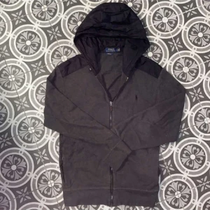 Polo Ralph Lauren Cardigan - Beskrivning: Tjena, säljer nu en Tvärfet Polo Ralph lauren Cardigan i väldigt bra skick! Den är i storlek ”L” men passar även ”M”. Köpt för (3300kr) Är det något du undrar över är det bara att skriva:)