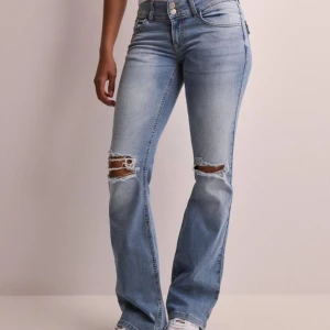 Boot cut jeans med hål. - Säljer dessa skit snygga och populära jeansen ifrån nelly, jättebra skick. Nypris 699kr Storlek: 38 s/m 