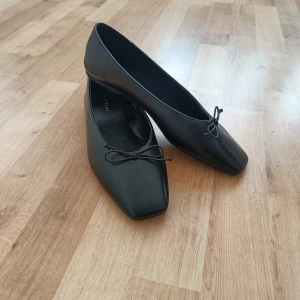 Helt nya ballerinaskor  - aldrig använda, storlek 40 men ganska små i storleken