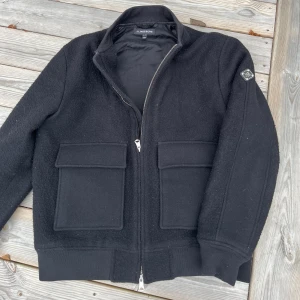 J.lindeberg jacka - Säljer nu en sjukt fet fleecejacka från märket ”J.lindeberg” i storlek L. Jackan är i nyskick. Nypris 3799.