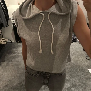 Hoodie utan armar  - En skit cool armlös hoodie som knappt är använd