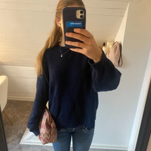 Mörkblå stickad tröja - Superskönt mörkblå stickad tröja ifrån H&M. Har ett litet hål på framsidan och är lite nopprig men knappt något som syns. Hålet kan även lätt sys ihop. 