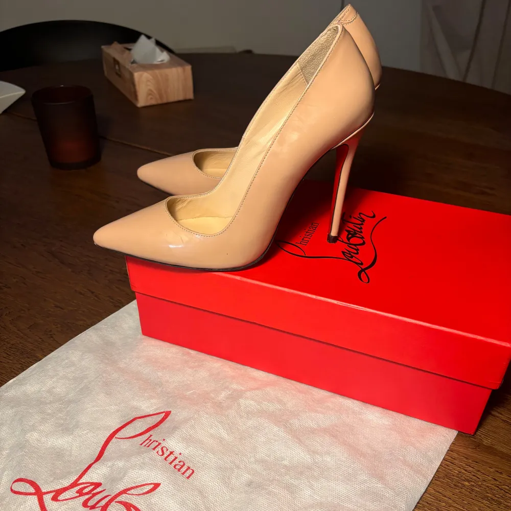 Ljusrosa Louboutin klackar knappt använda. I super fint skick. Pris kan disskuteras💕. Skor.