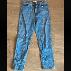 Blåa jeans  - Strechiga blåa jeans, hör av dig om det finns frågor💕