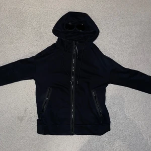 CP Company Hoodie (ⓀⓄⓅⒾⒶ) - Svart CP Company Hoodie / Nästan oanvänd / Bra skick / ⚠️ NOTERA ATT DETTA ÄR EN ⓀⓄⓅⒾⒶ ⚠️