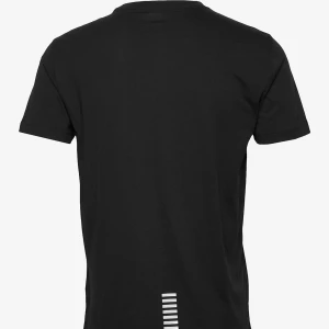 Ea7 T-shirt - Det är en t shirt där jag aldrig har använt utan bara tagit bort prislappen och tvättat den en gång. Men den är i gott skick oanvänd helt ny. Den passar inte mig så därför säljer jag den.